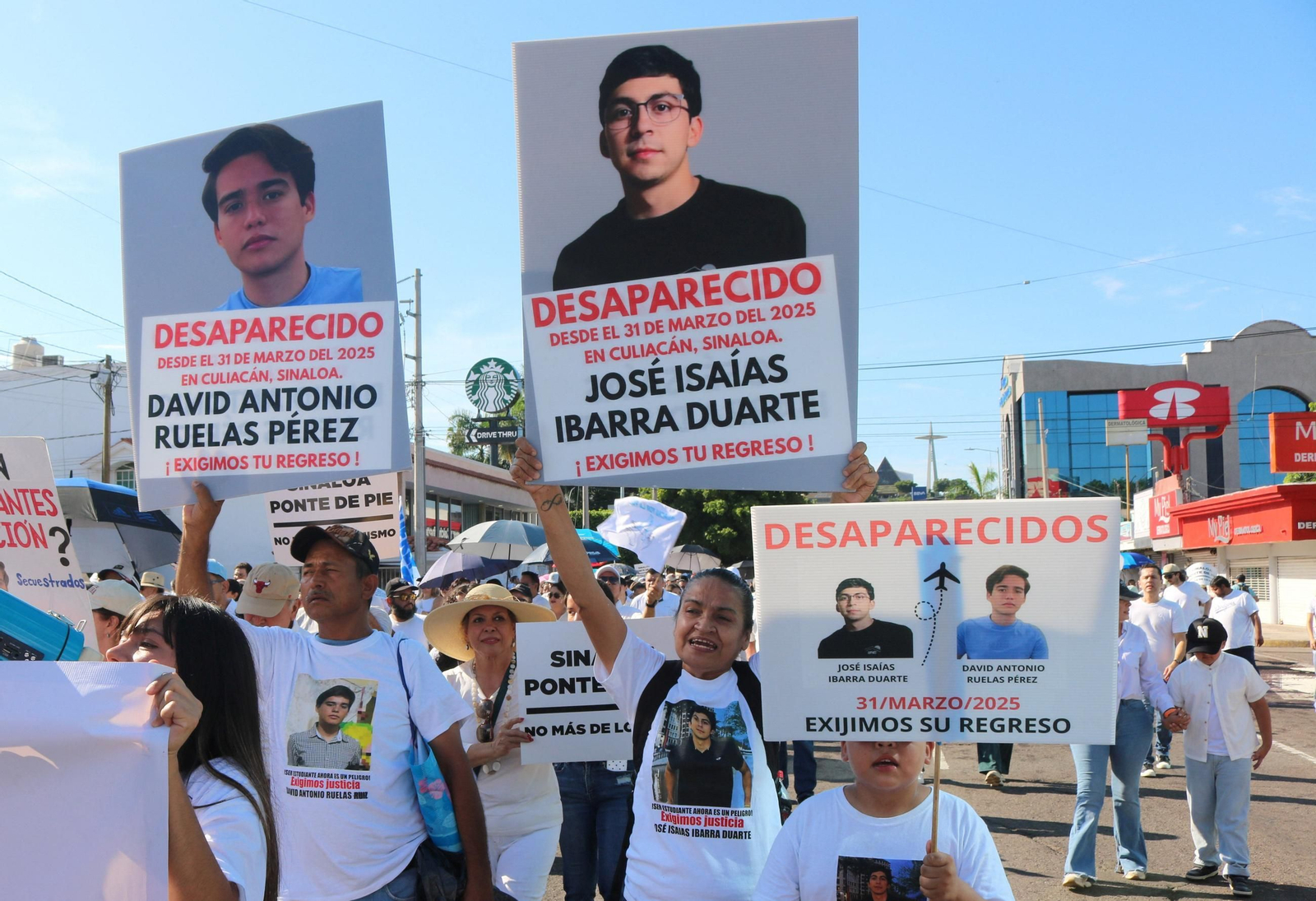 Miles de personas marchan en Culiacán contra la violencia del narcotráfico