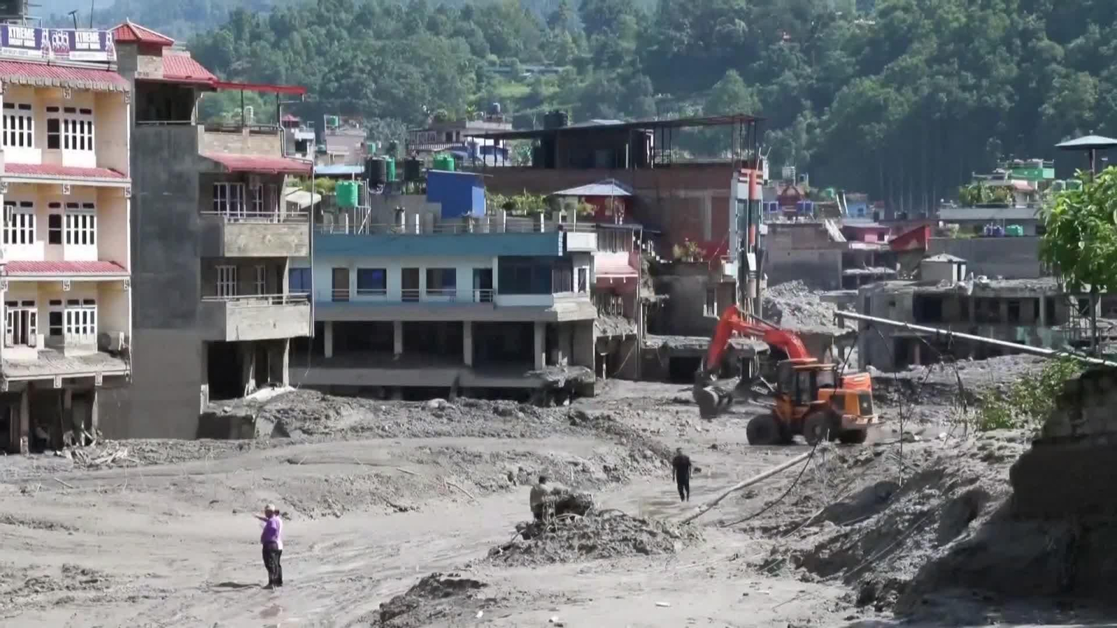 V008-NEPAL EXCAVADORAS LIMPIAN TERRENO