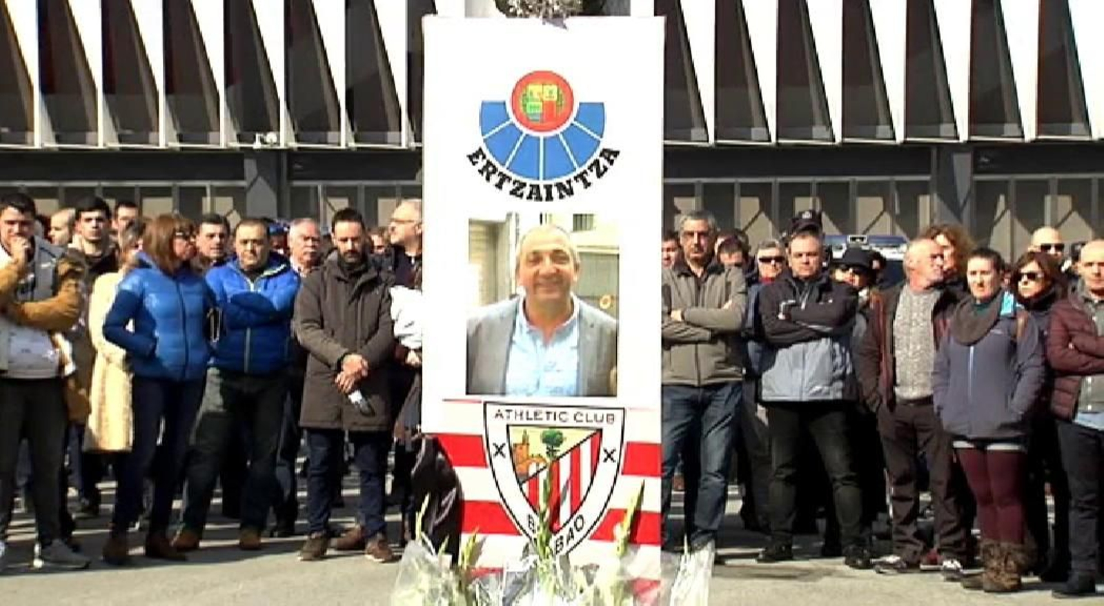 Concentración en Bilbao en recuerdo del ‘ertzaina’ fallecido durante los disturbios entre ultras del Athletic y el Spartak Concentración en Bilbao en recuerdo del ‘ertzaina’ fallecido durante los disturbios entre ultras del Athletic y el Spartak