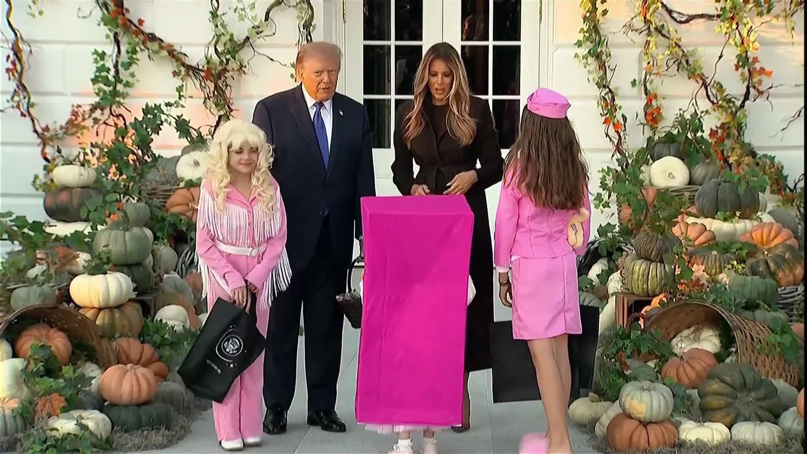 va trump reparte caramelos halloween