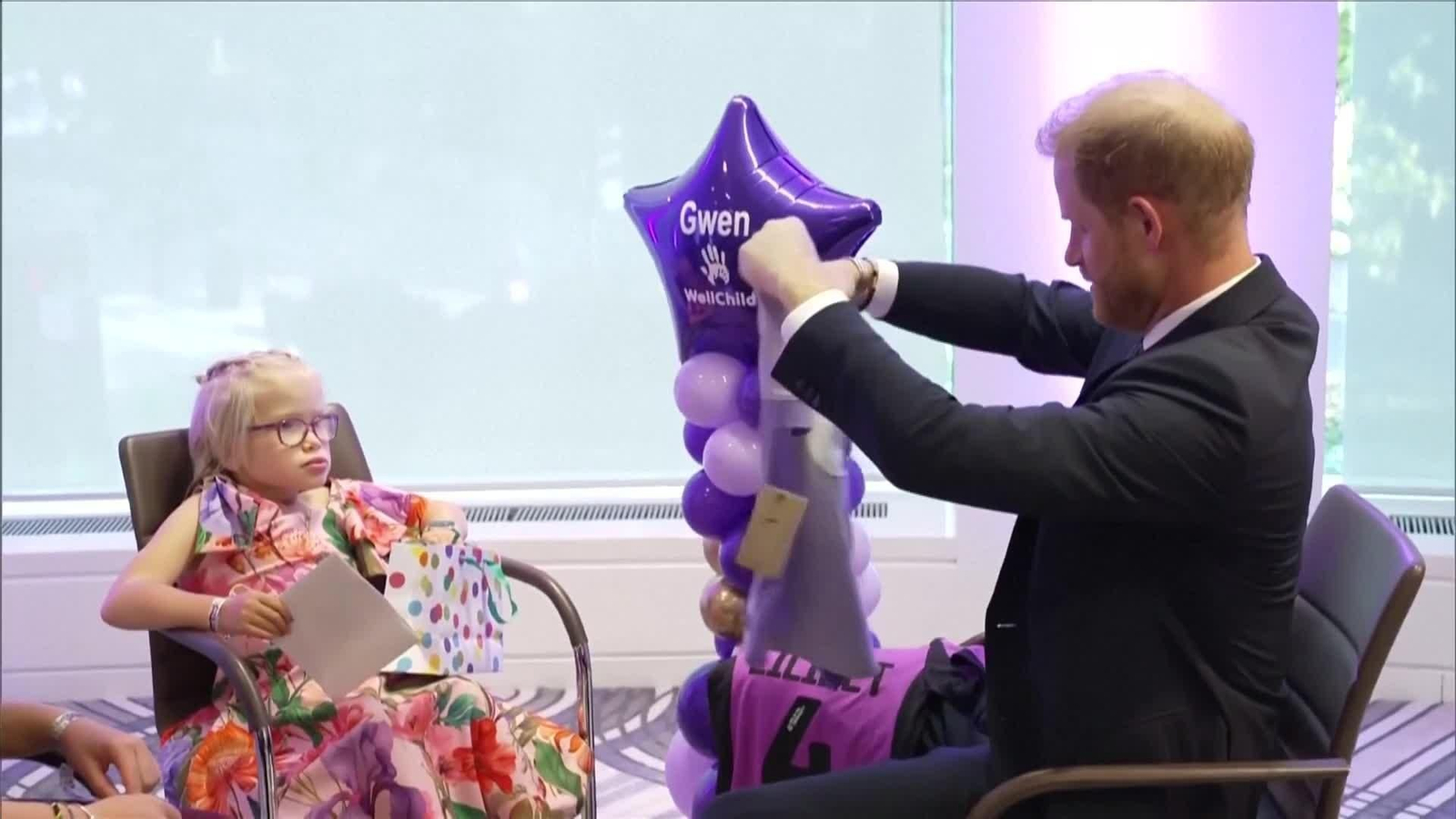 va principe harry lucha globos niña enferma