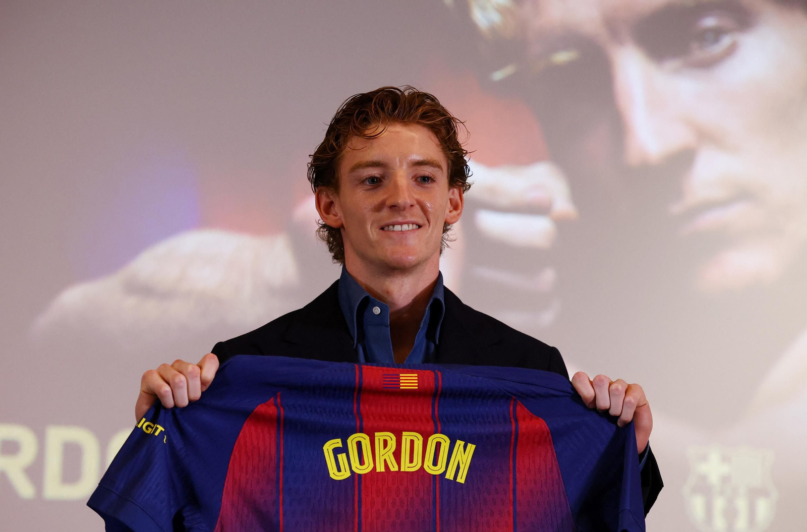 anthony gordon posa camiseta