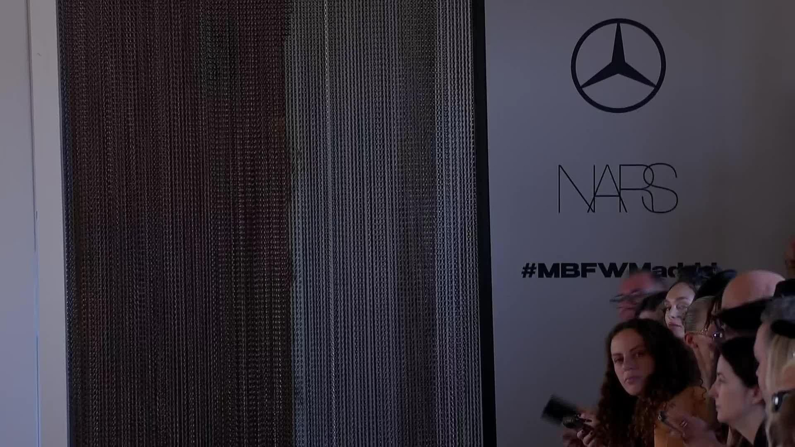 J042-MADRID DESFILE SEMANA MODA NARANJO