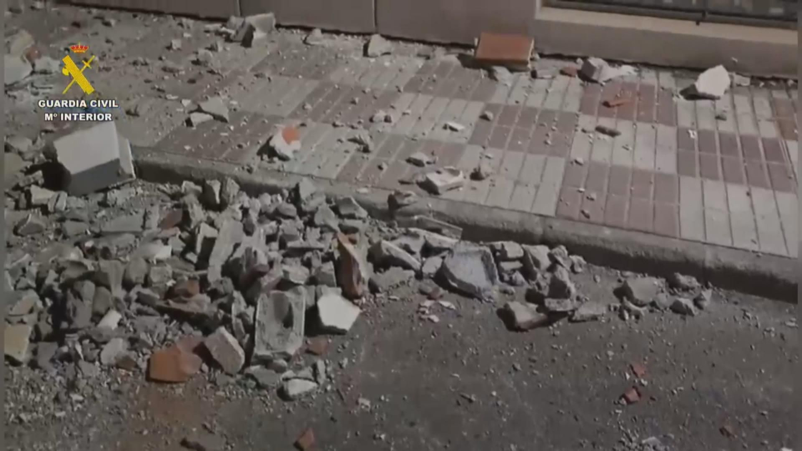 La Guardia Civil auxilia a vecinos afectados por el terremoto de Granada