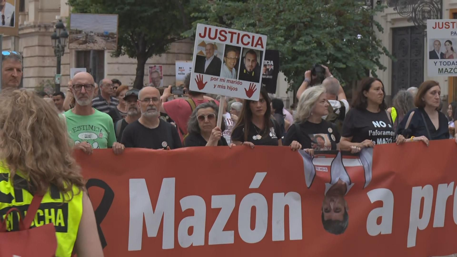 Miles de valencianos vuelven a exigir el acta de Mazón en las calles