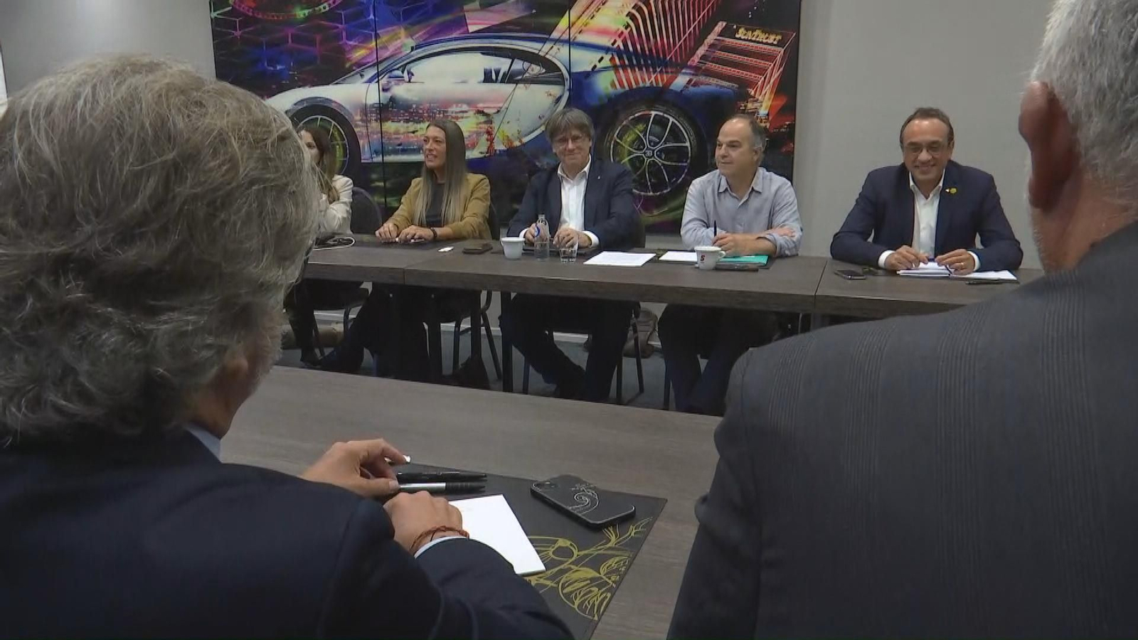 Puigdemont reúne a los suyos en Waterloo tras su encuentro con Illa