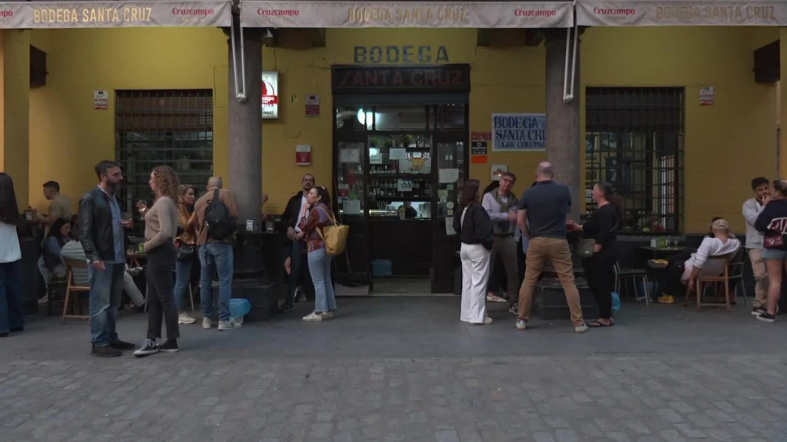 D033-SEVILLA TERRAZAS LLENAS BUEN TIEMPO