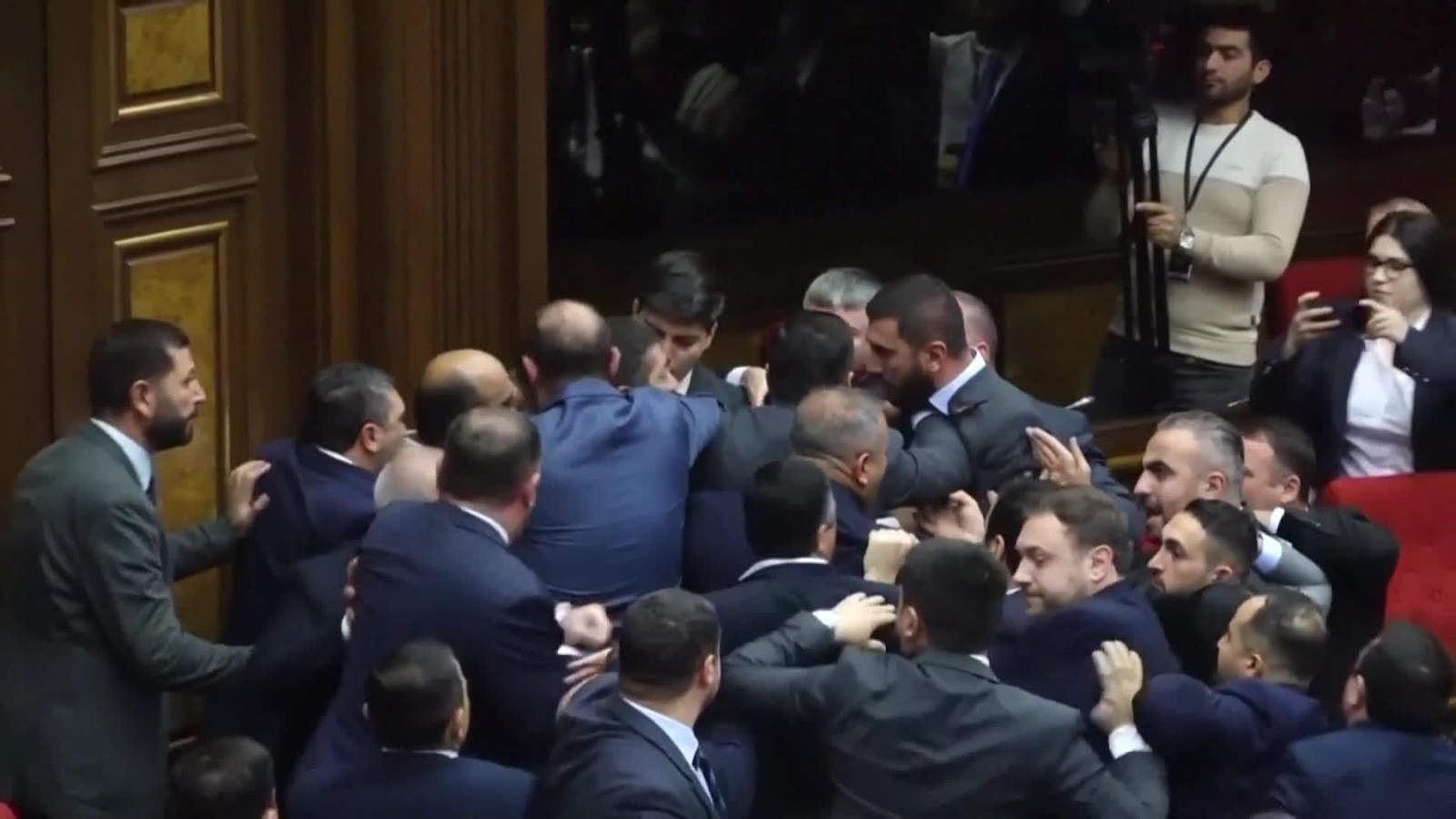 va armenia trifulca en el parlamento