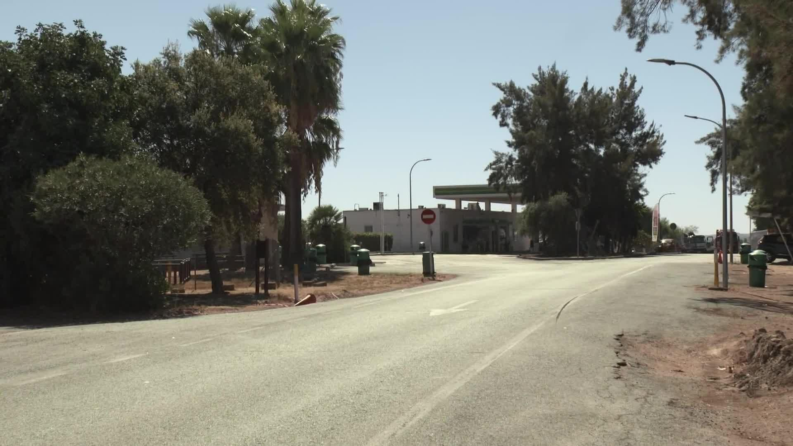 M055-CADIZ RESCATAN MENOR BAJOS DE UN CAMION JEREZ
