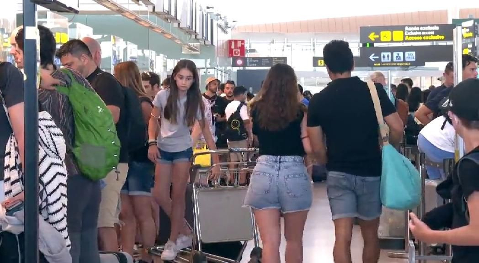 Aeropuertos llenos de viajeros y retornos Aeropuertos llenos de viajeros y retornos