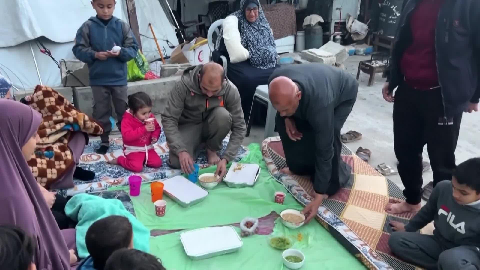 va familia gaza rompe ayuno ramadan sobre ruinas casa