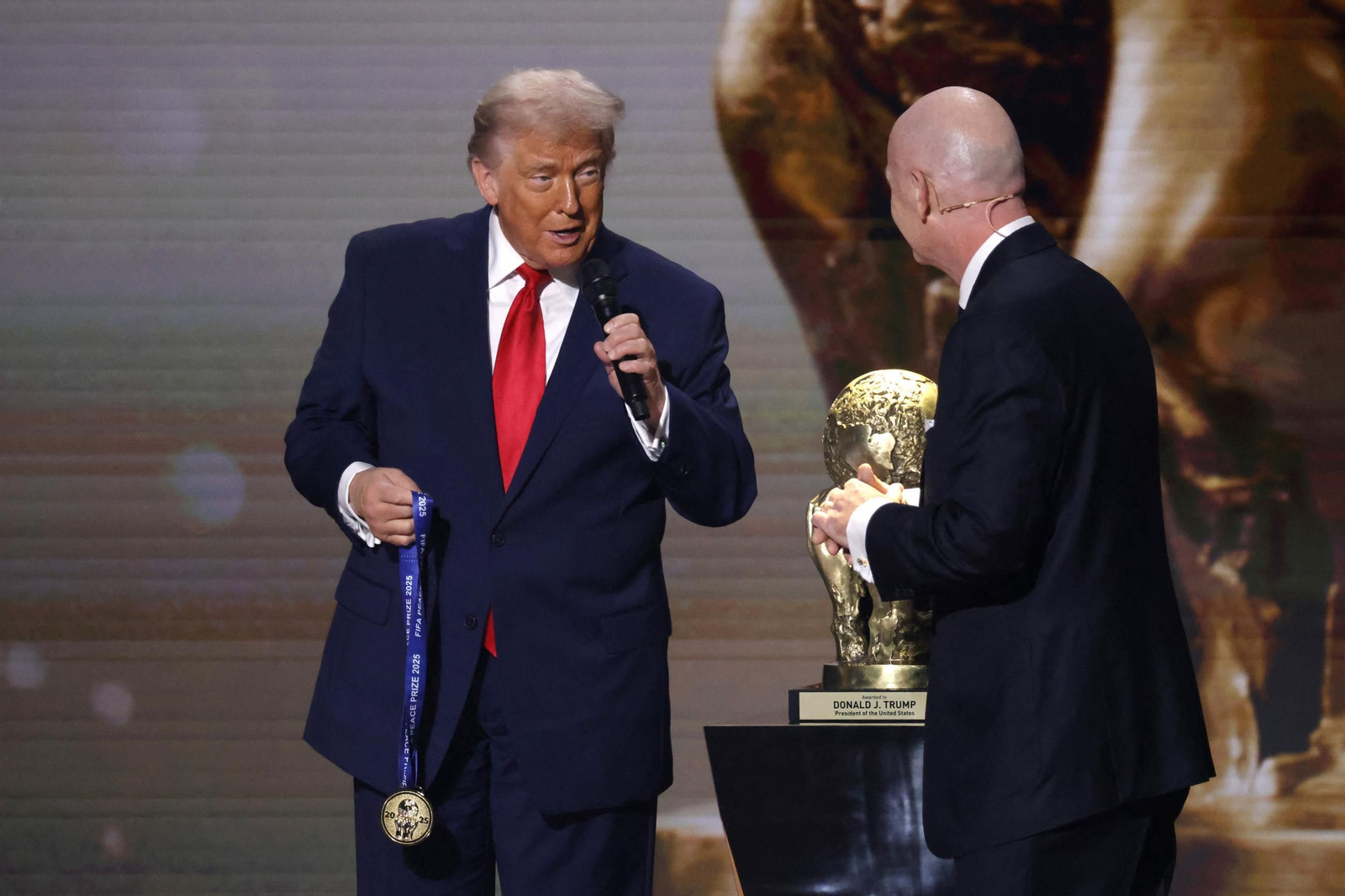 Trump recibe el premio FIFA de la paz