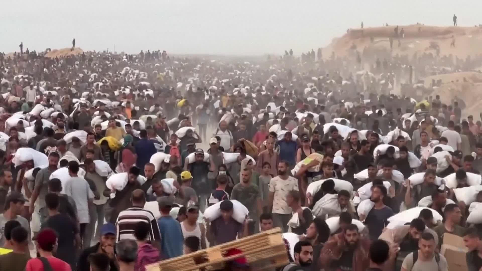 X007-GAZA PALESTINOS RECOGEN AYUDA