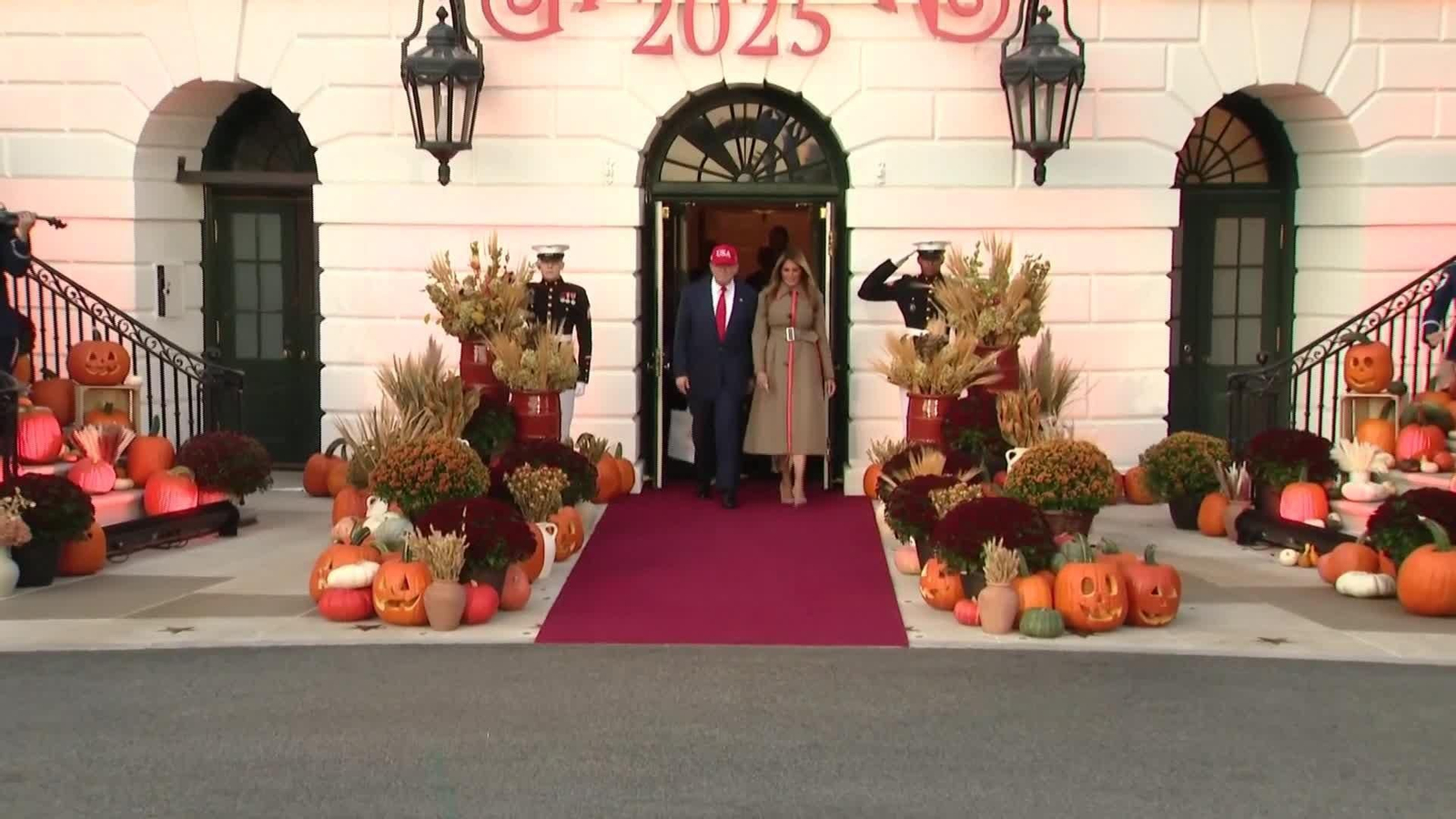 V009-ESTADOS UNIDOS TRUMP REPARTE CARAMELOS HALLOWEEN V009-ESTADOS UNIDOS TRUMP REPARTE CARAMELOS HALLOWEEN