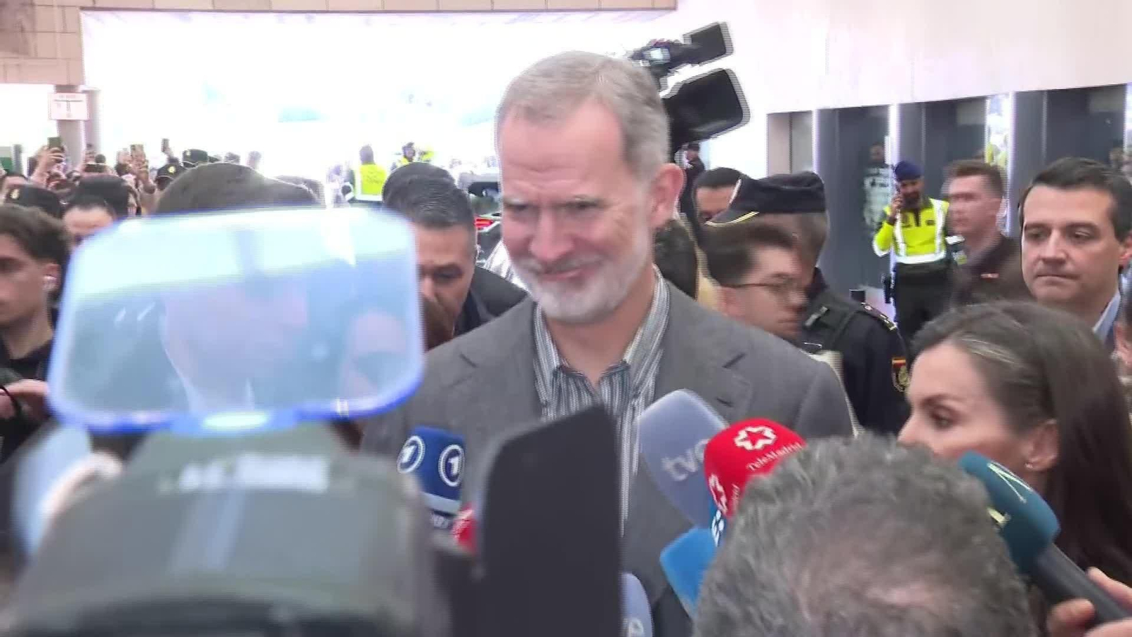 M038-CORDOBA SALIDA REYES HOSPITAL TRAS VISITAR HERIDOS