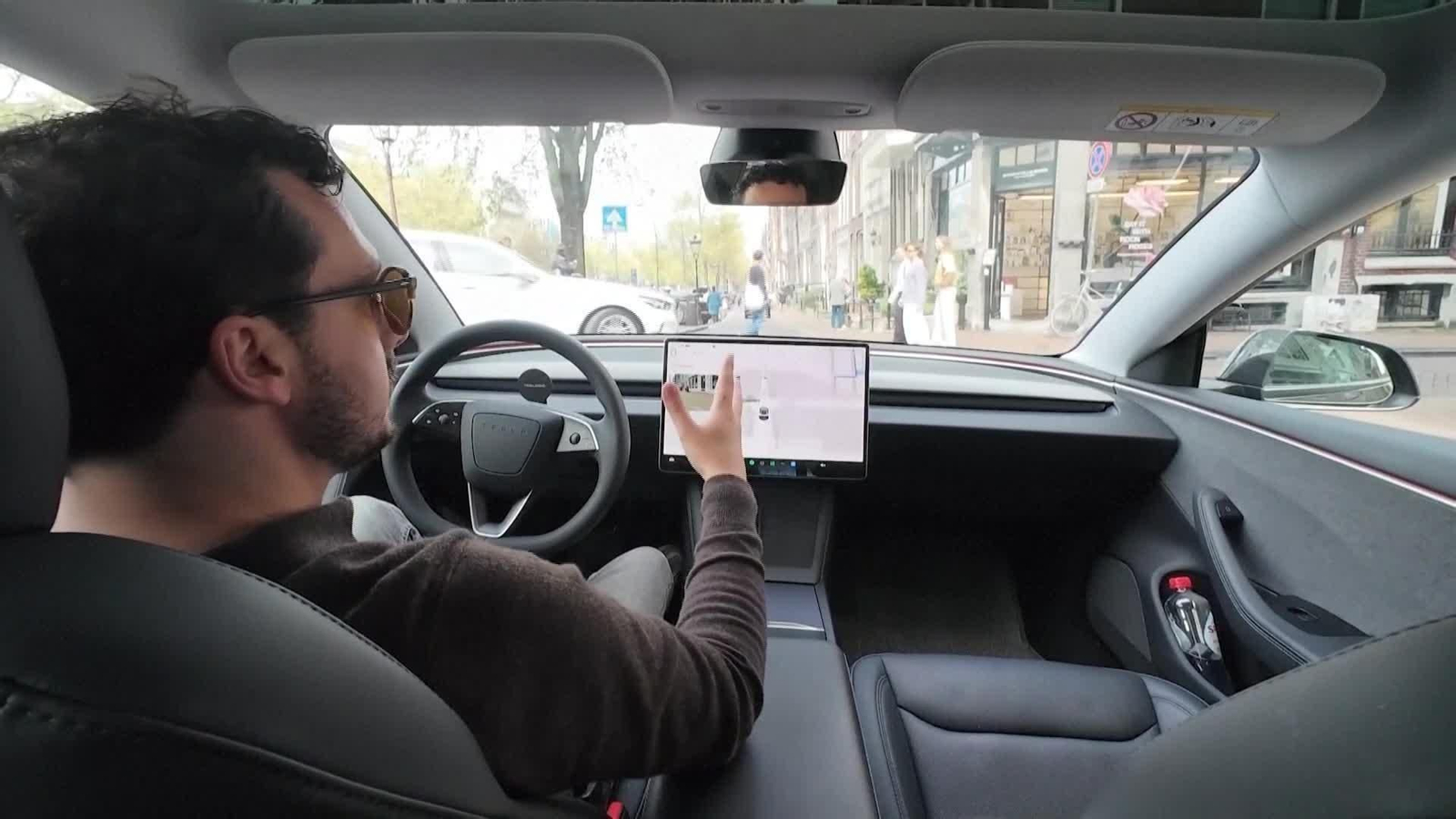 L074-PAISES BAJOS PRIMER COCHE AUTONOMO DE TESLA