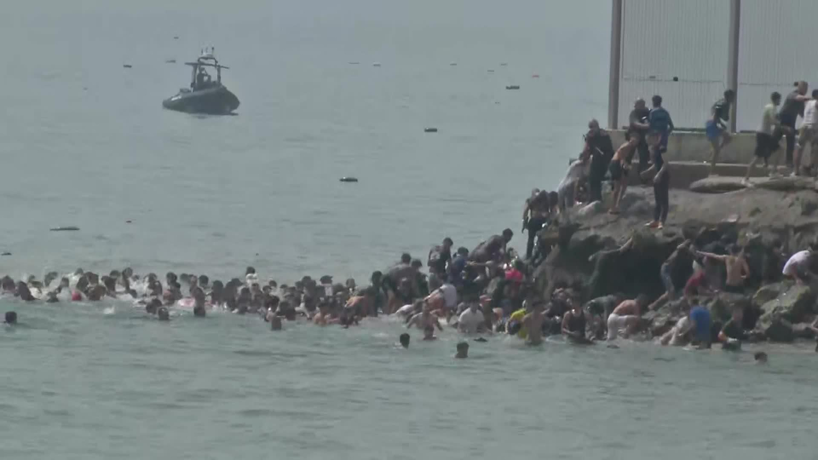 J050-EDI CEUTA LLEGADA MASIVA A NADO
