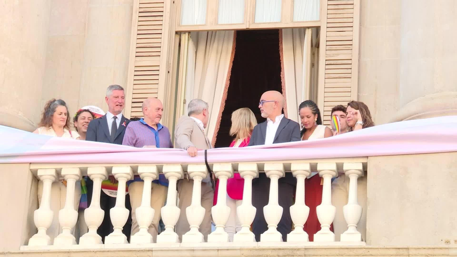 V043-BARCELONA BANDERA LGTB AYUNTAMIENTO