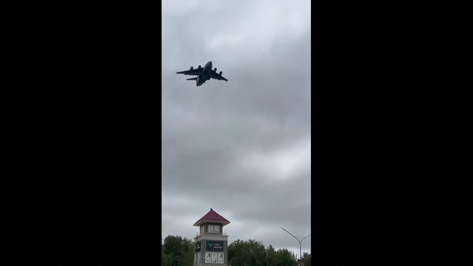 M056-MOSCÚ ATERRIZA AVION MILITAR EEUU