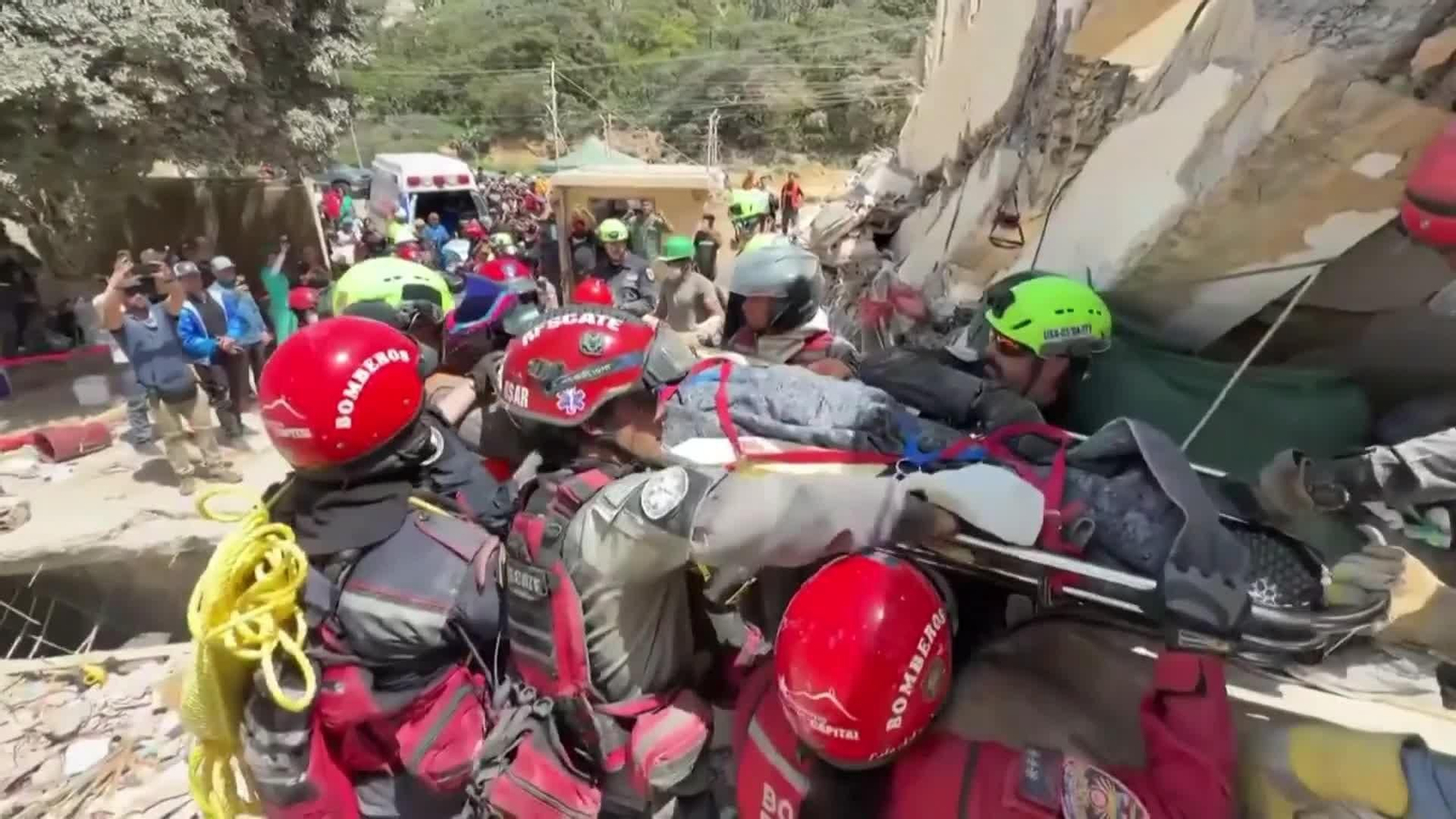 va rescate bebe con su madre