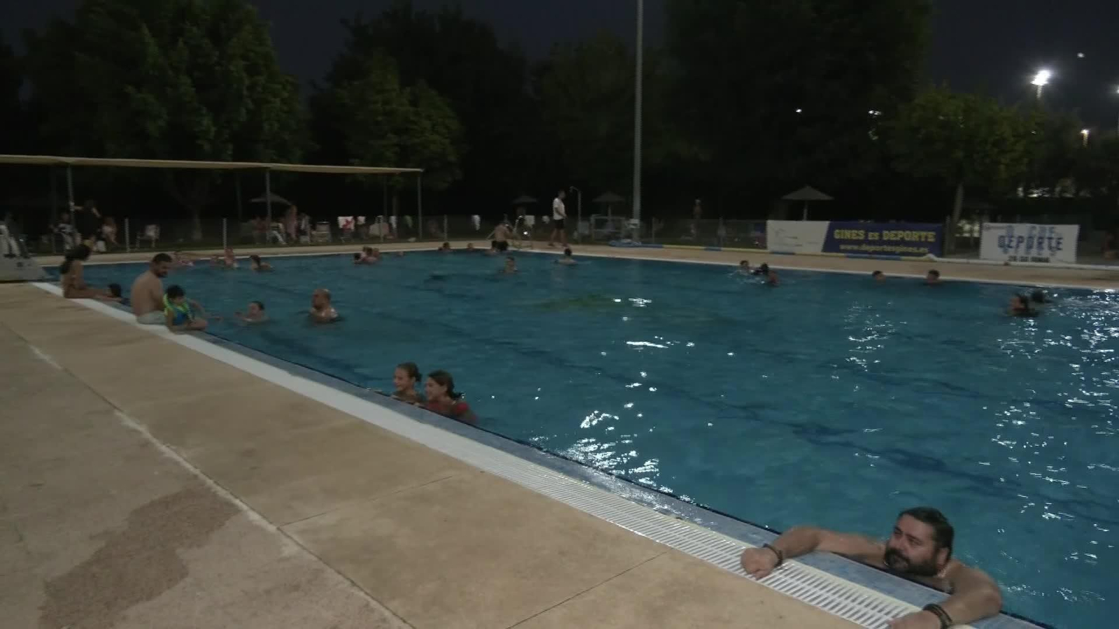 J011-SEVILLA PISCINA NOCTURNA GINES NOCHE