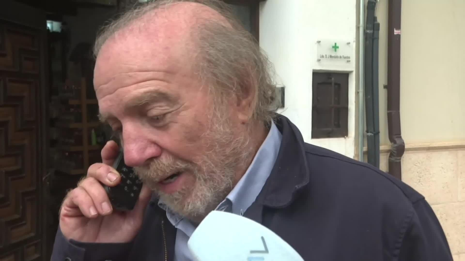 va farmaceutico habla con maite