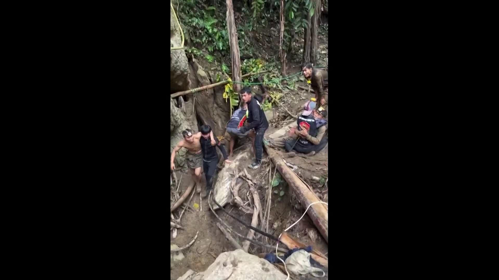 S029-LAOS RESCATE ATRAPADOS CUEVA