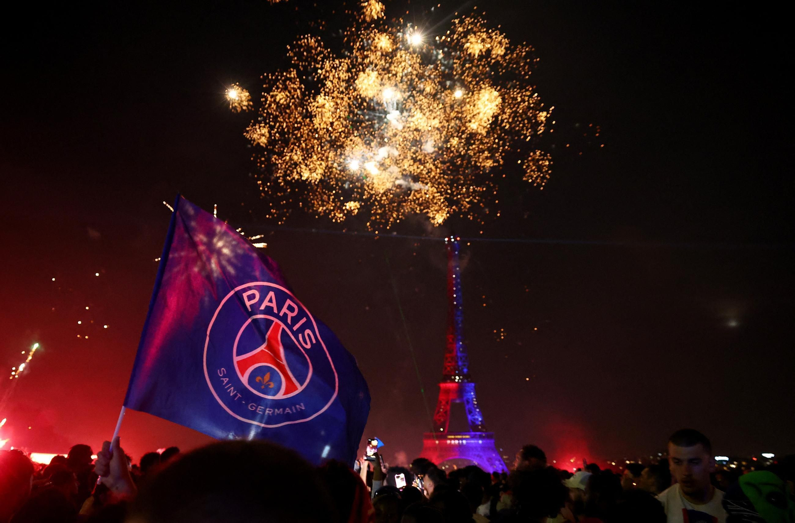 Torre Eiffel iluminada por la victoria del PSG