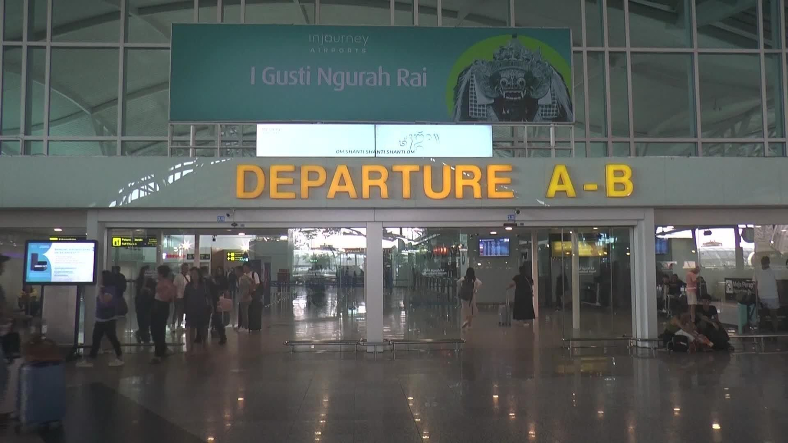 D007-INDONESIA AEROPUERTO CANCELACIONES VUELOS