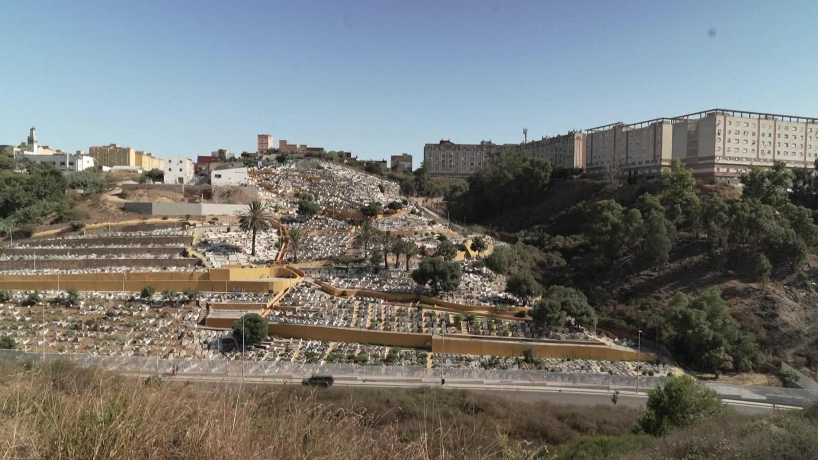 X045-ESPAÑA INMIGRANTES CEMENTERIO MUSULMAN CEUTA