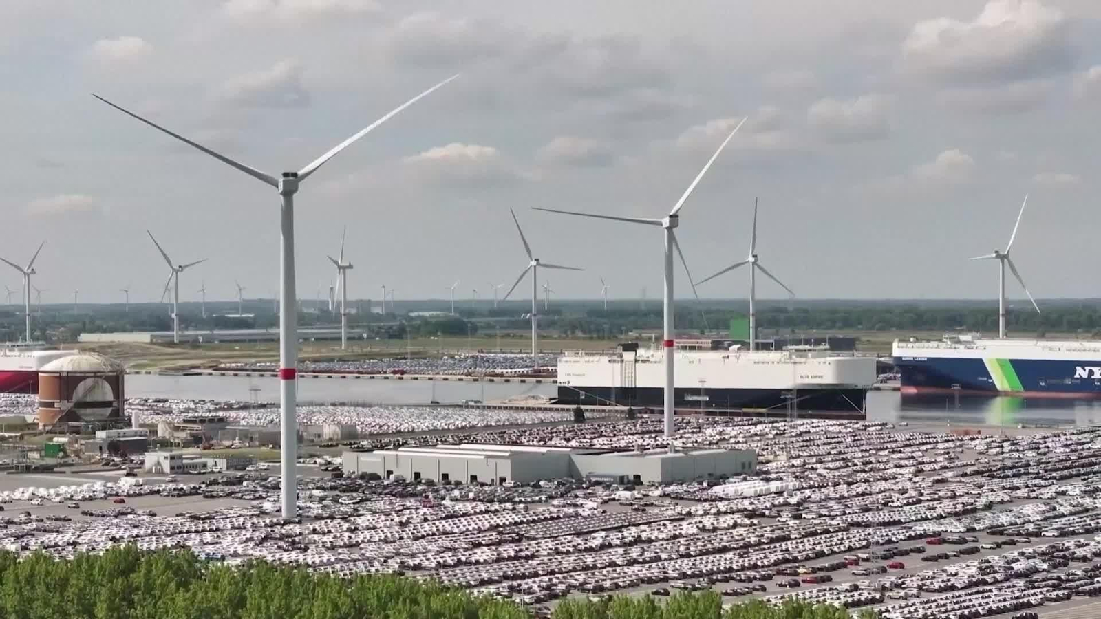 V647-BELGICA PUERTO DE AMBERES LLENO DE COCHES POR ARANCELES