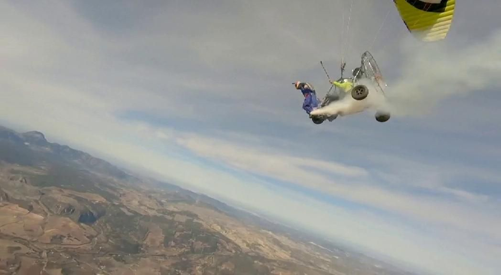 El increíble vuelo del 'hombre pájaro' atravesando el Puente Nuevo de Ronda