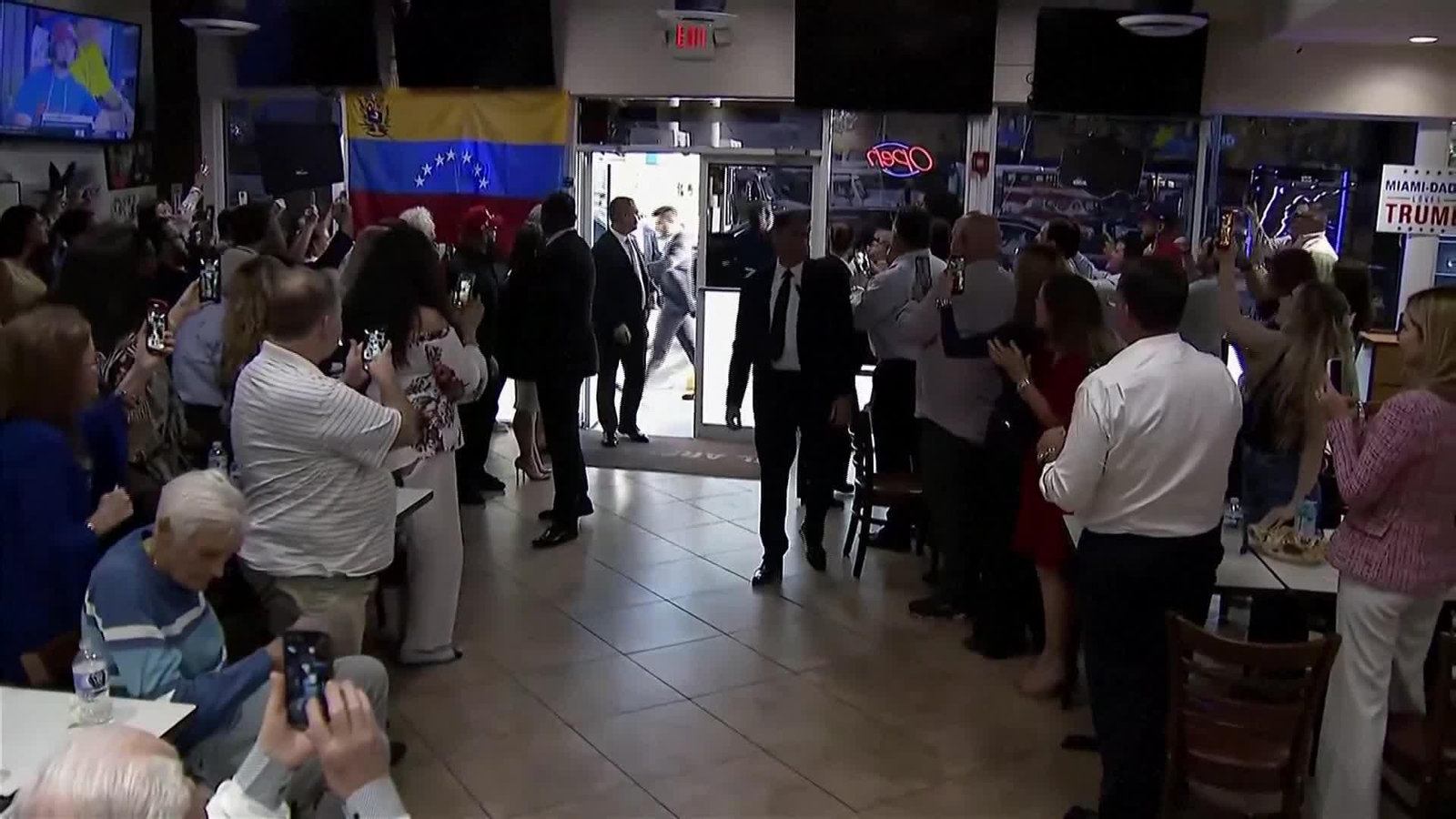 M008-EEUU TRUMP EN RESTAURANTE VENEZOLANO