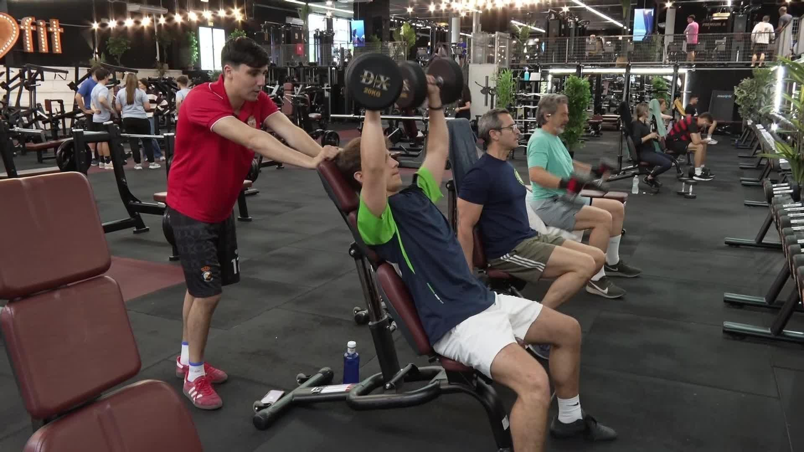 J001-EDI VARIOS MENORES ACUDEN A GIMNASIOS