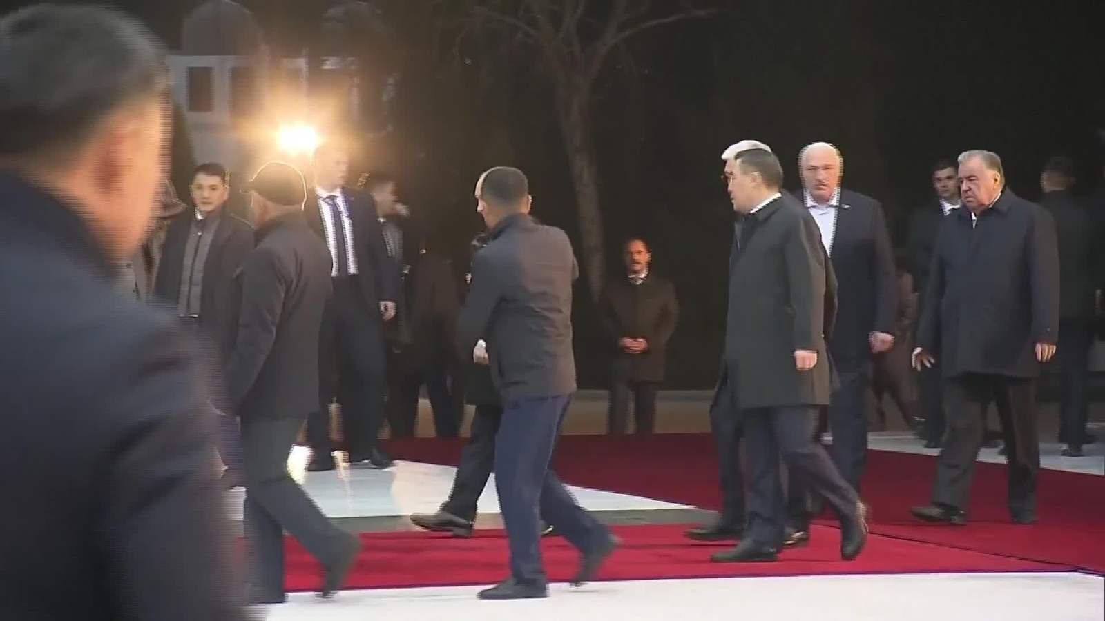 X073-KIRGUISTAN PUTIN TOCA INSTRUMENTO TRADICIONAL