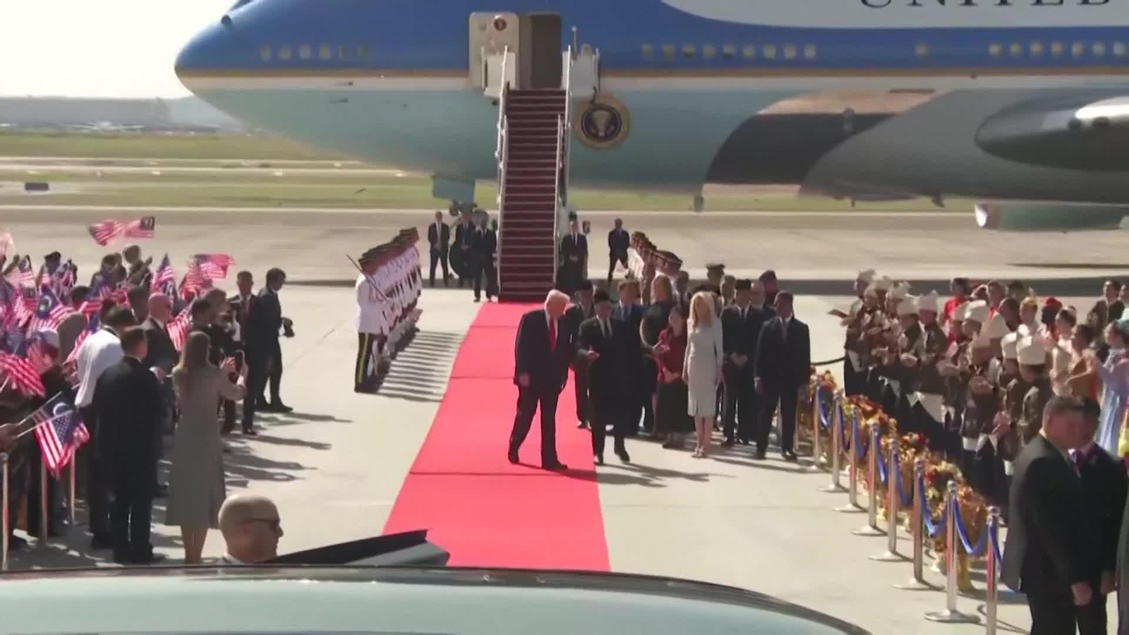 D003-MALASIA LLEGADA TRUMP BAILE D003-MALASIA LLEGADA TRUMP BAILE