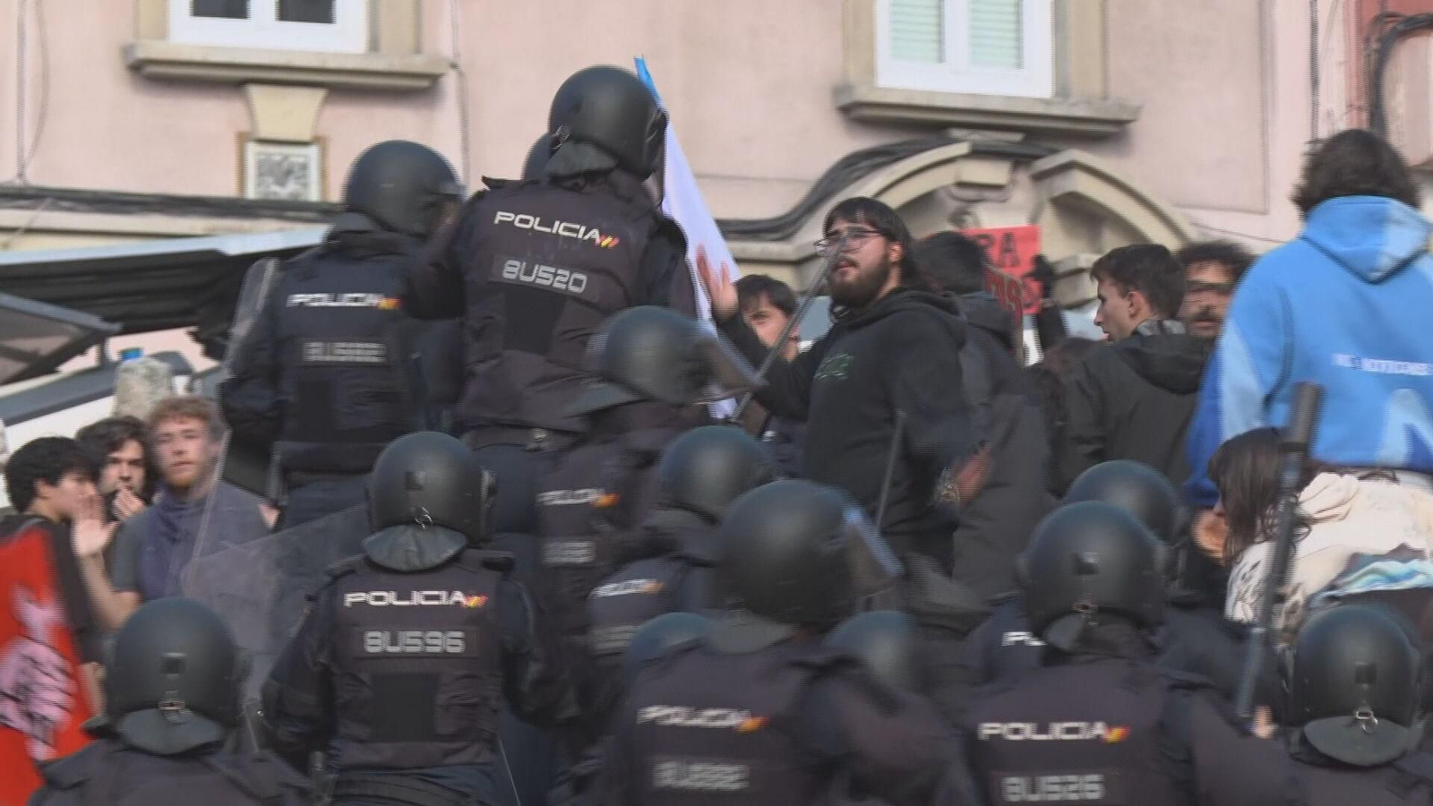 X026 A CORUÑA ULTIMAS CARGAS POLICIALES Y DESTROZOS frame 1792