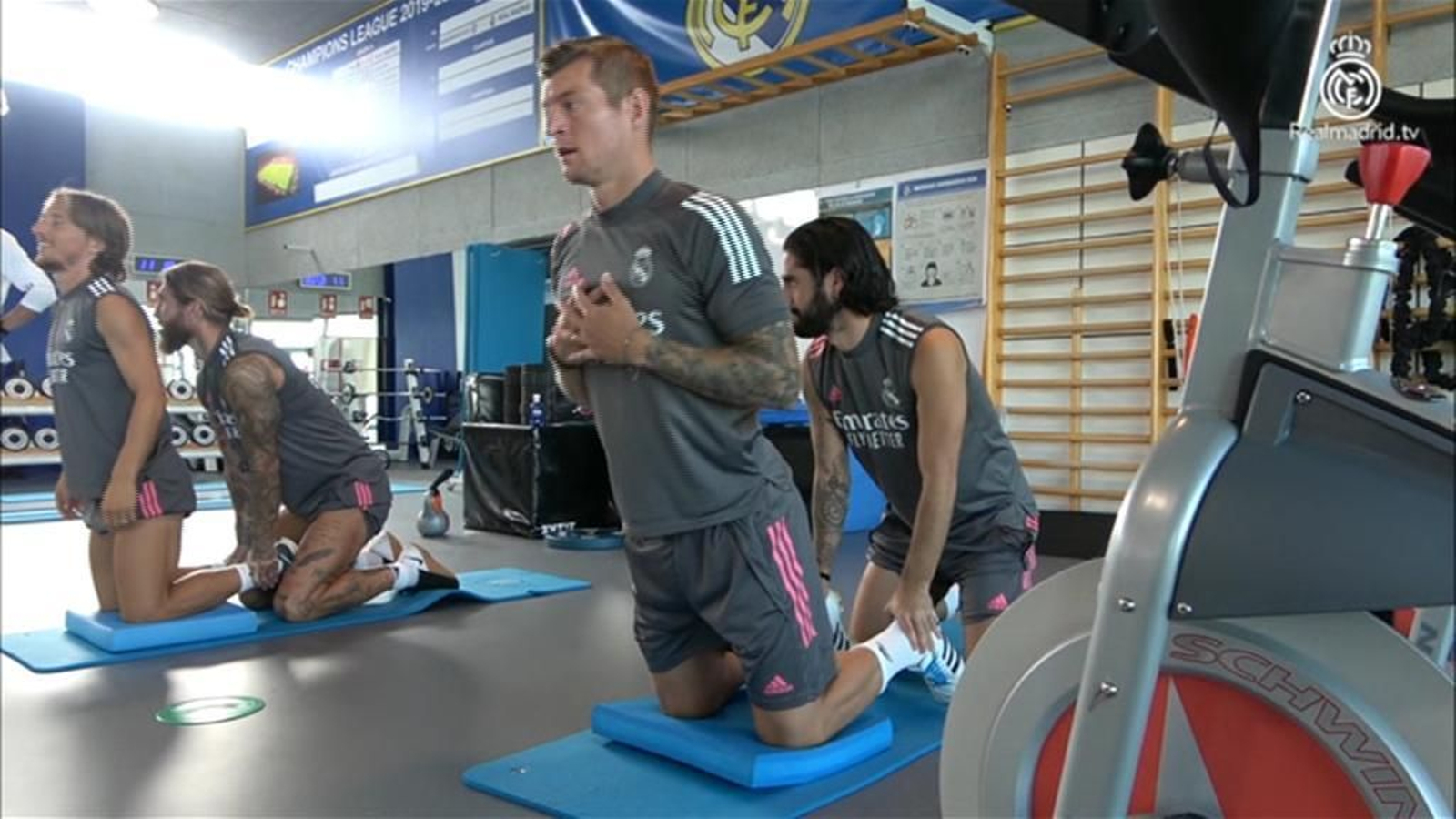 El Real Madrid combina gimnasio y fútbol-tenis en el último entrenamiento de la semana El Real Madrid combina gimnasio y fútbol-tenis en el último entrenamiento de la semana