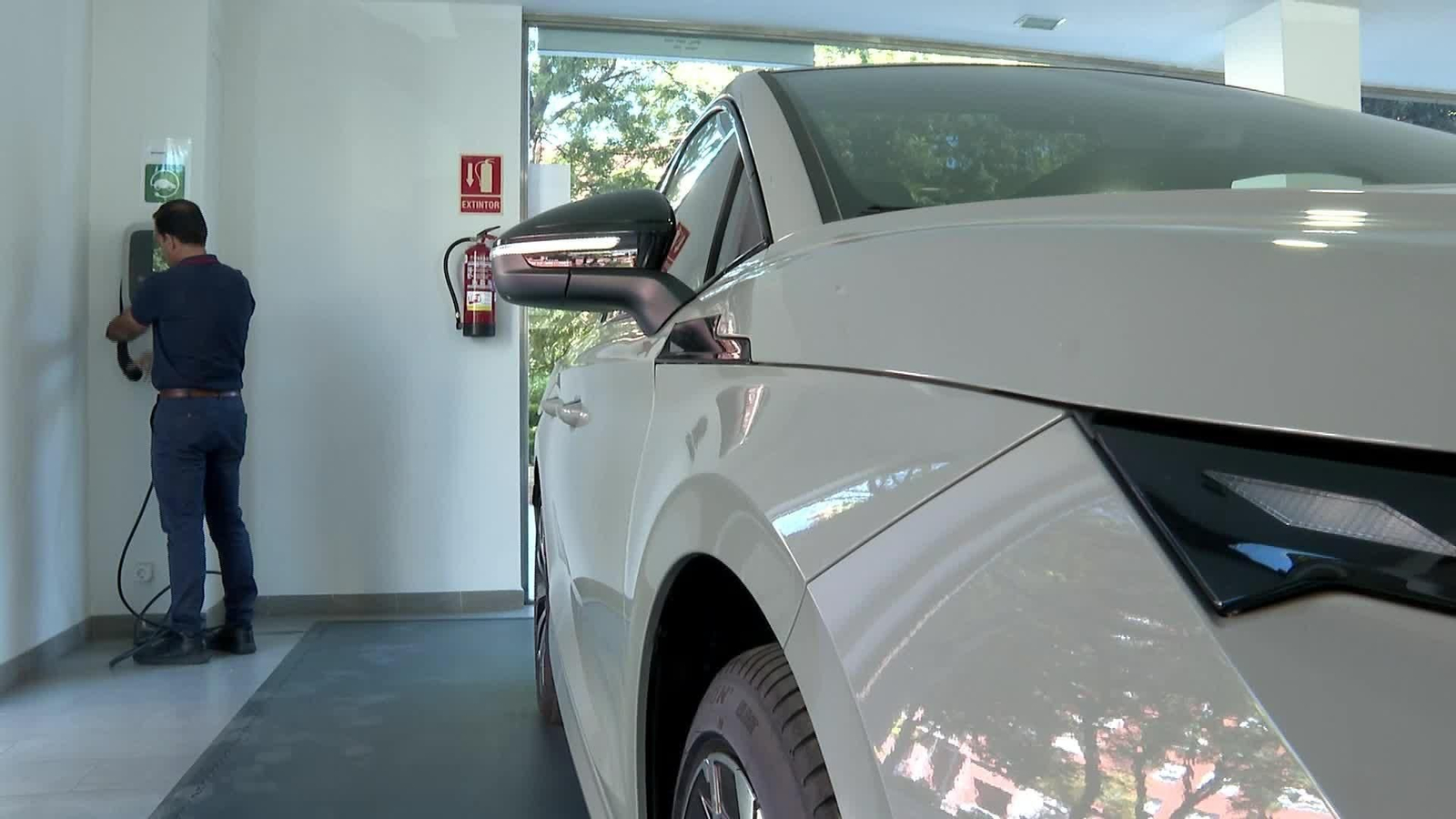 M041-VALENCIA SE VENDEN MAS COCHES ELECTRICOS