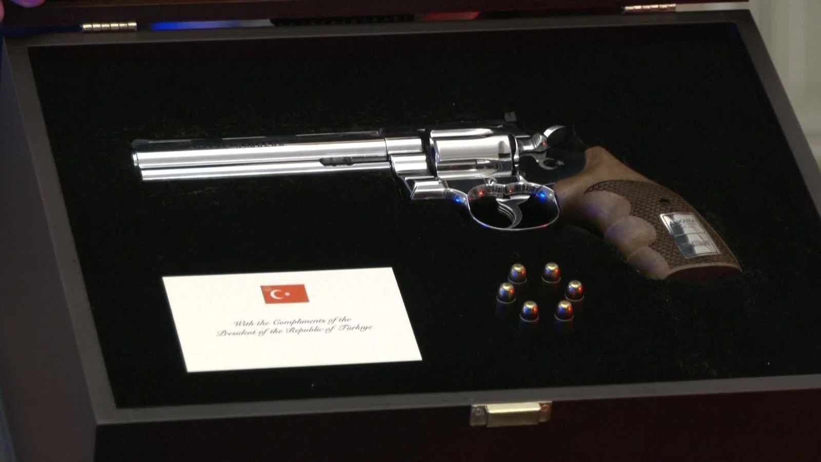 va erdogan entrega revolveres cumbre otan