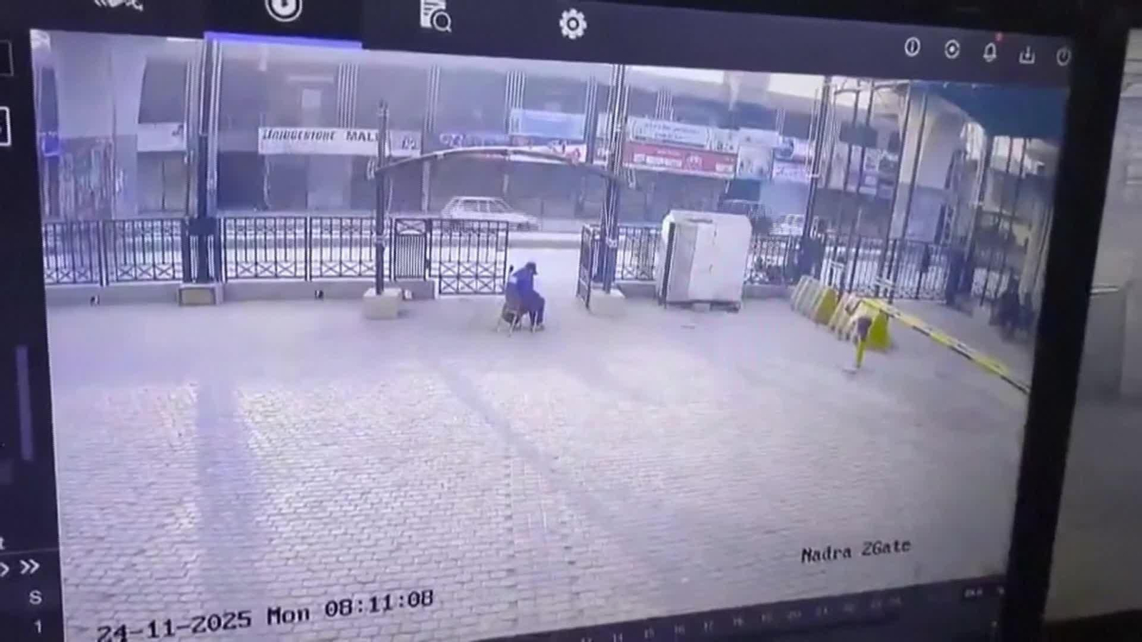 L094-PAKISTAN MOMENTO ATENTADO ZONA PARAMILITAR