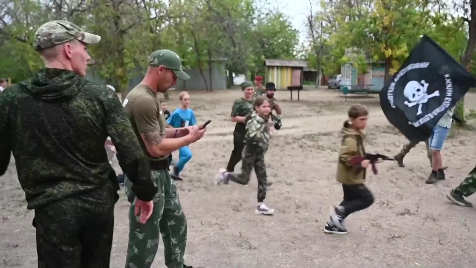 V061-RUSIA NIÑOS SOLDADO