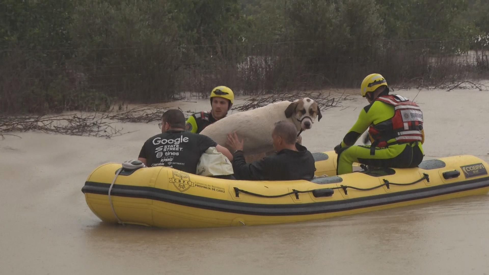 Rescate de vecinos por el desbordamiento del río Hozgarganta