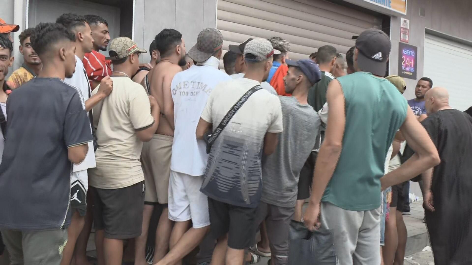 V066 CEUTA INMIGRANTES POR LAS CALLES TARDE frame 4801