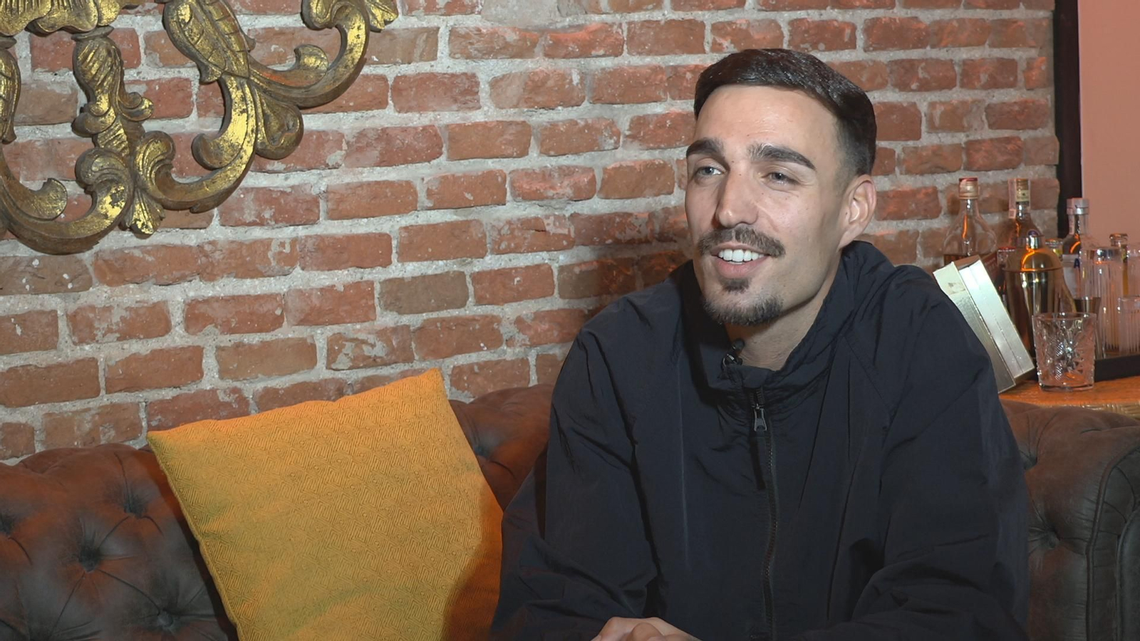 M021 MADRID ENTREVISTA RELS B frame 6030