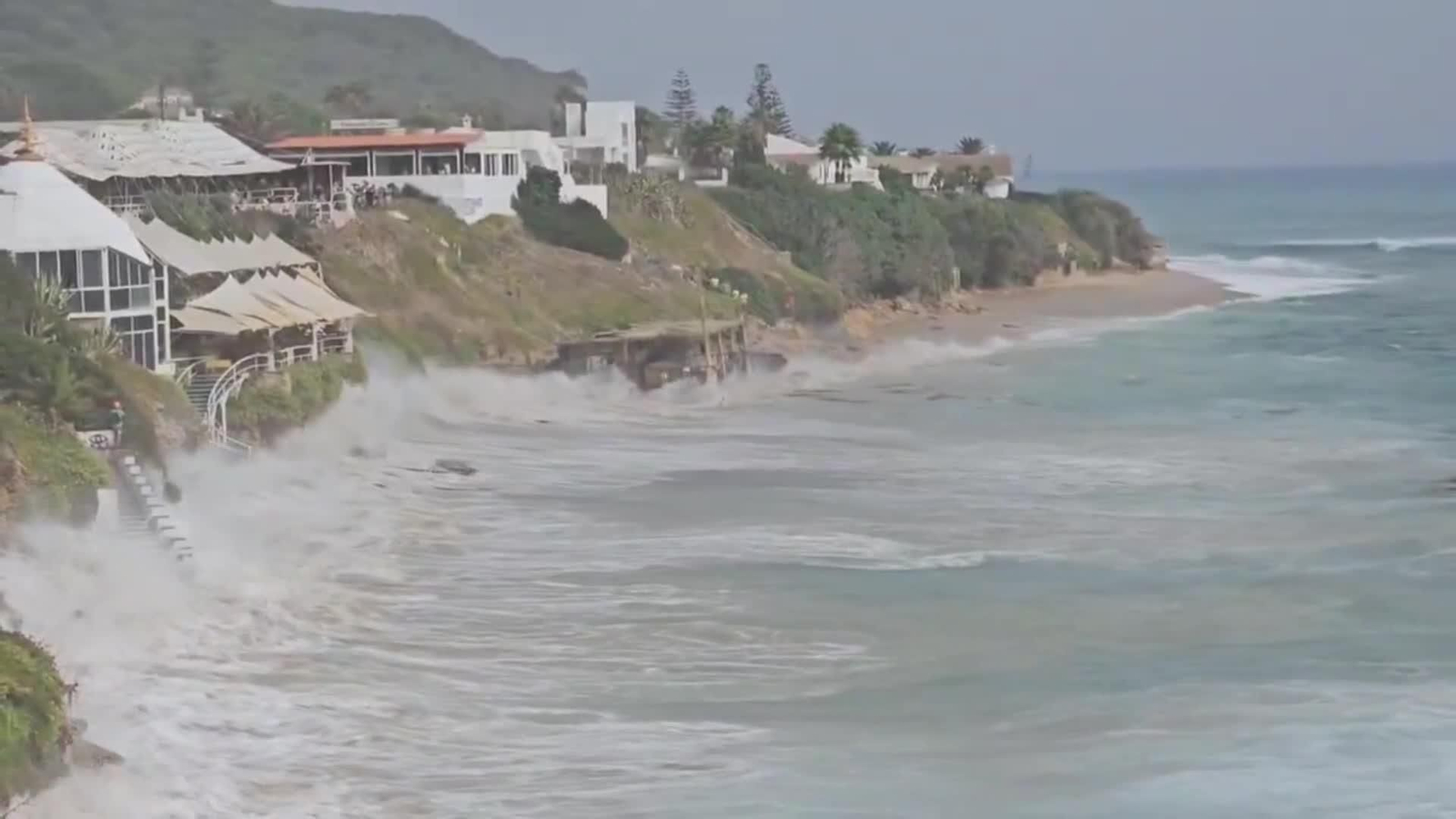 El mar da un susto en Cádiz