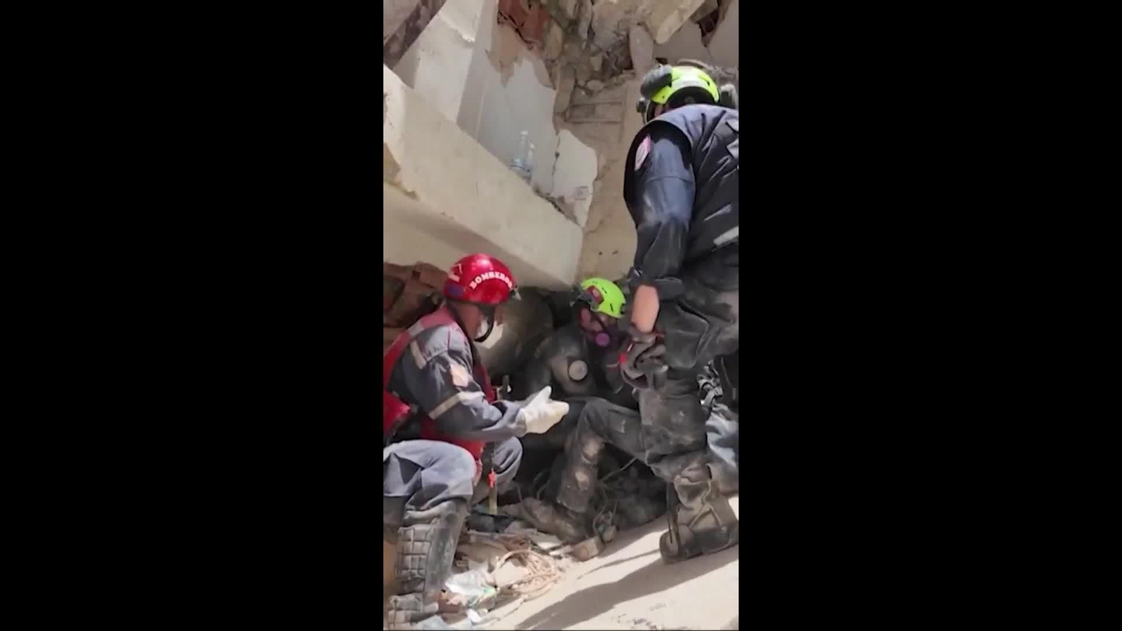 D006-VENEZUELA RESCATE BEBE JUNTO A SU MADRE TRAS TERREMOTOS