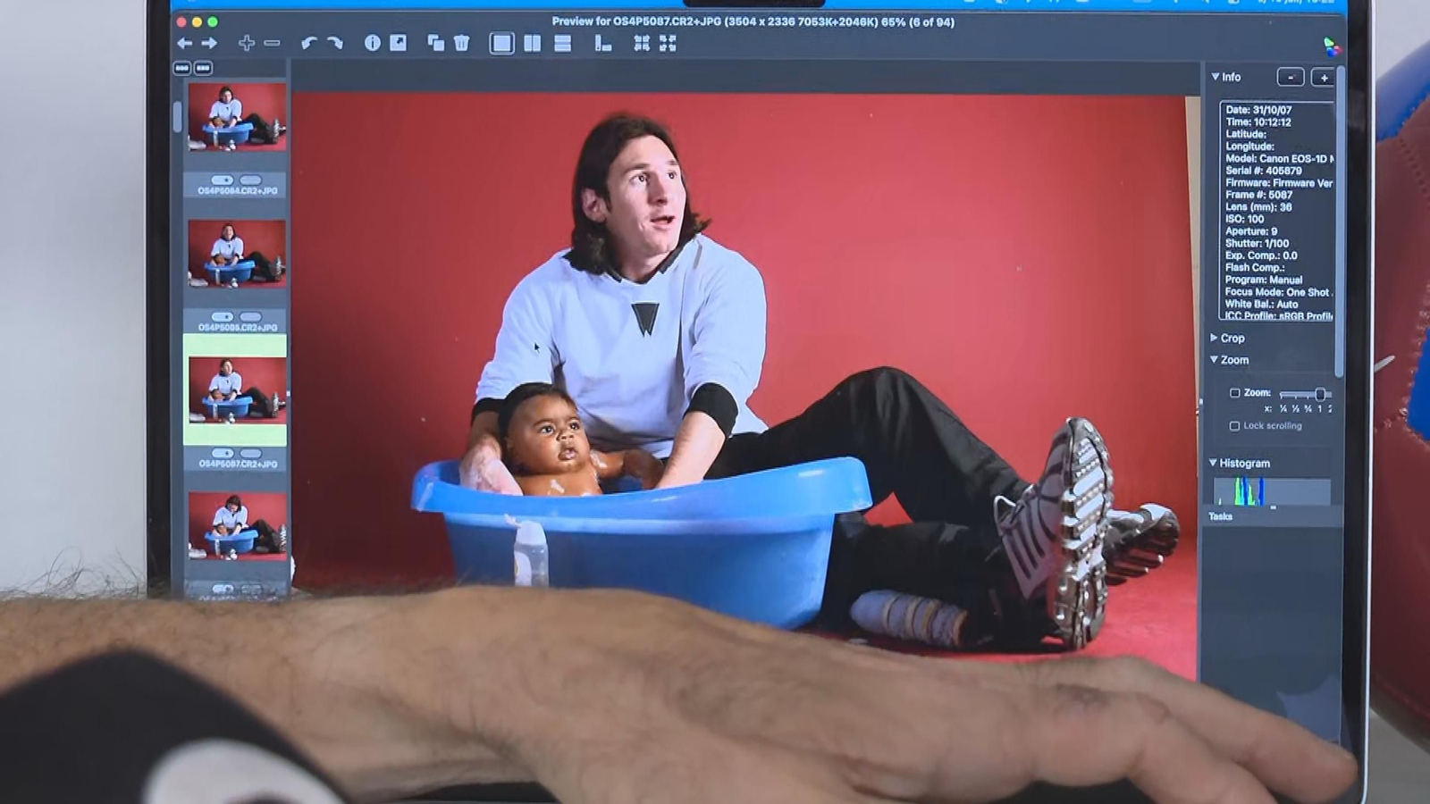 J041 BARCELONA FOTOGRAFO MESSI Y BEBE LAMINE frame 1191