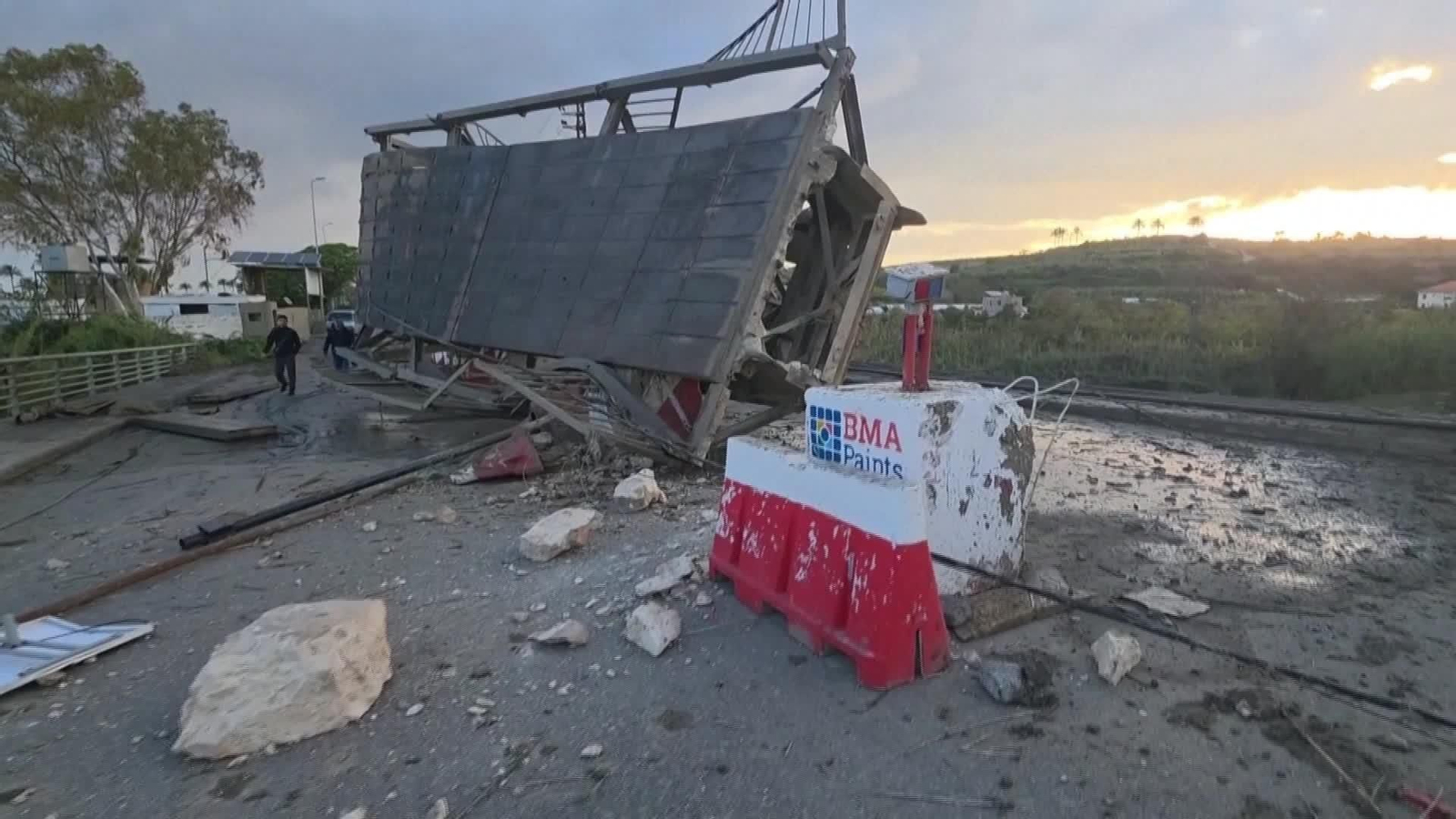 J005-LIBANO PUENTE DESTRUIDO