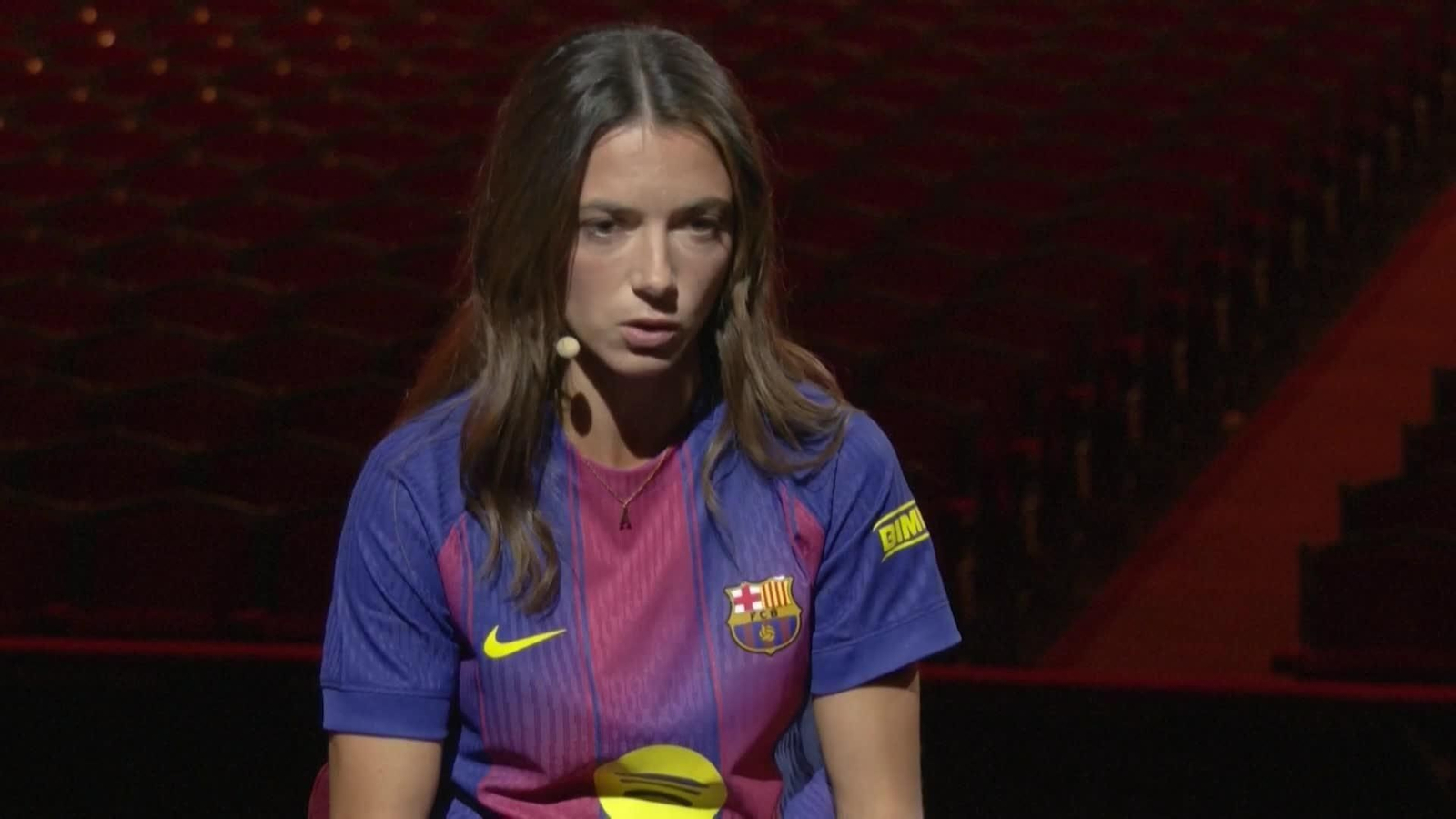 va aitana con balon de oro y total sobre messi